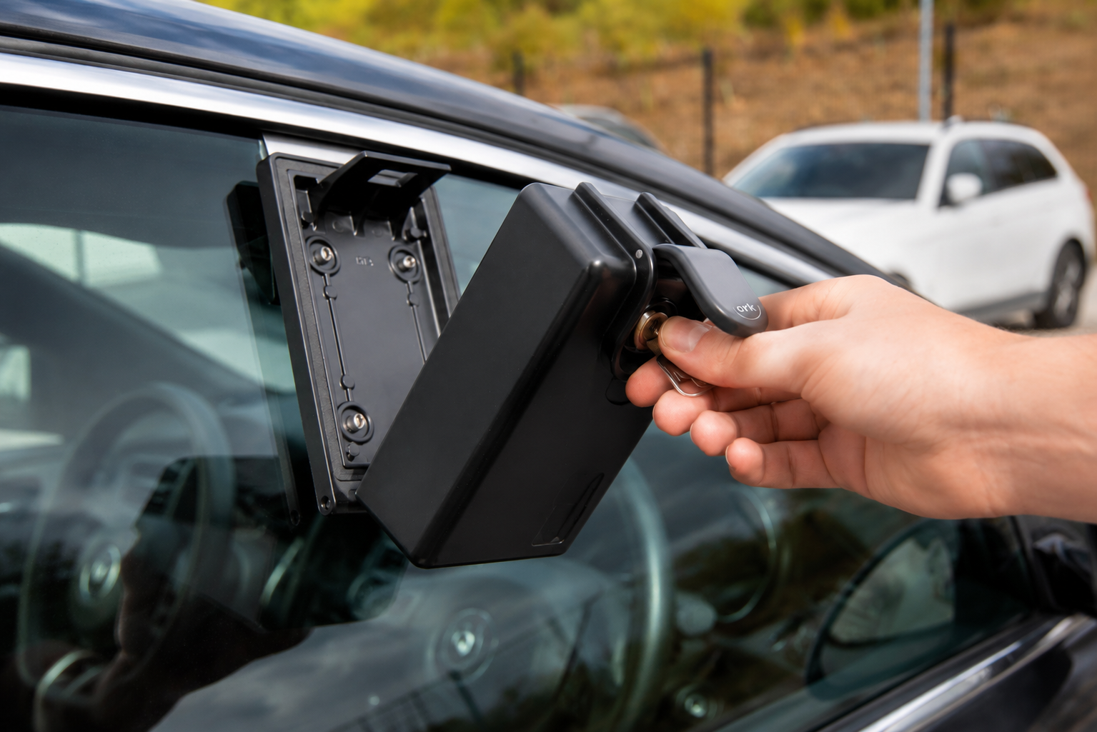ark Auto-Schlüsselsafe an der Fahrzeugscheibe